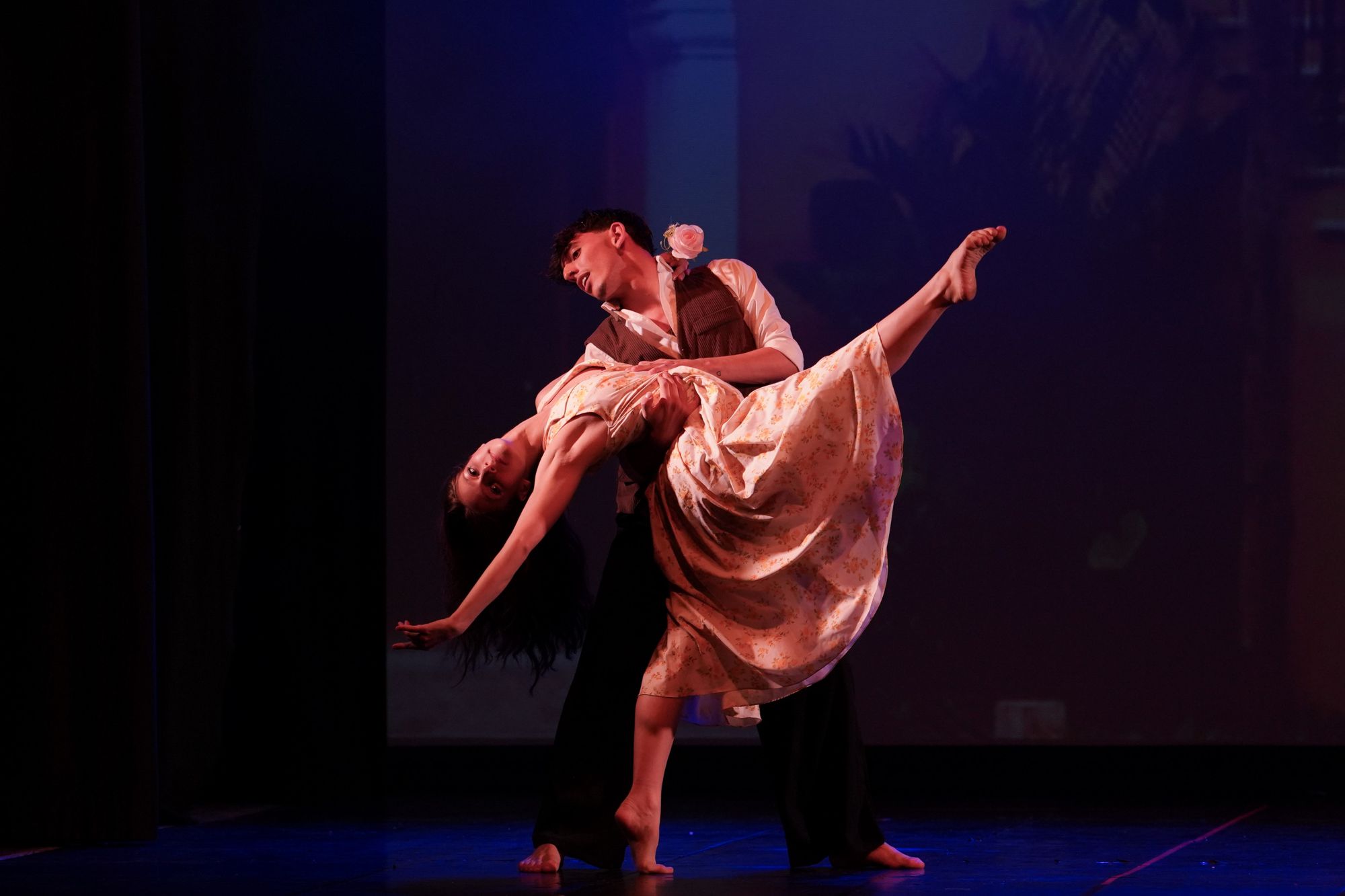 Passo a due: danzatrice sollevata in un porté durante uno spettacolo di danza