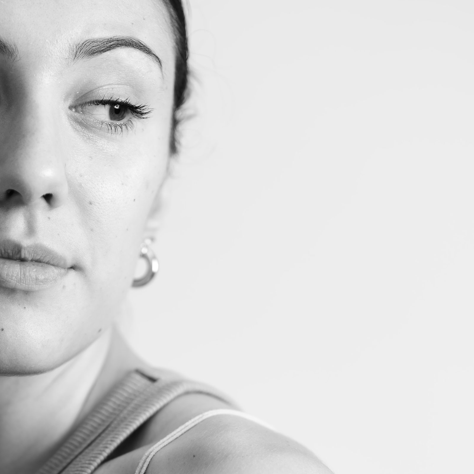 Ritratto in bianco e nero della fotografa Raffaella Gandini